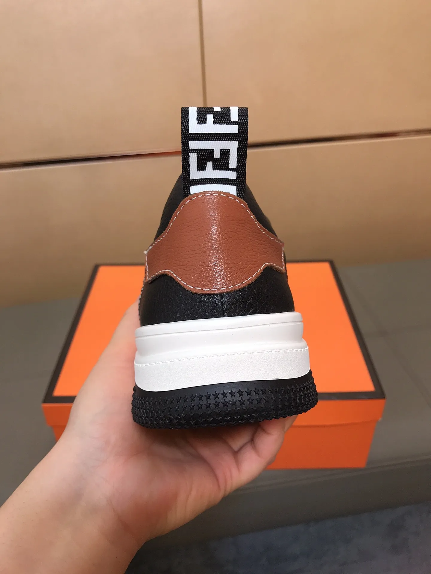 Factory price 400 🕷️🕷️FENDI [Fendi] Men’s new casual shoes are hot! , that kind of calm connotation️elegant taste is indescribable to start the journey of fashionable shoes💍💍to cope with various occasions calmly! The momentum of the big names speaks for itself! Comfortable and comfortable on the feet! Material: Imported cowhide + printed material, sheepskin lining. Fashion essential! 2 colors available! Code number: 38-44